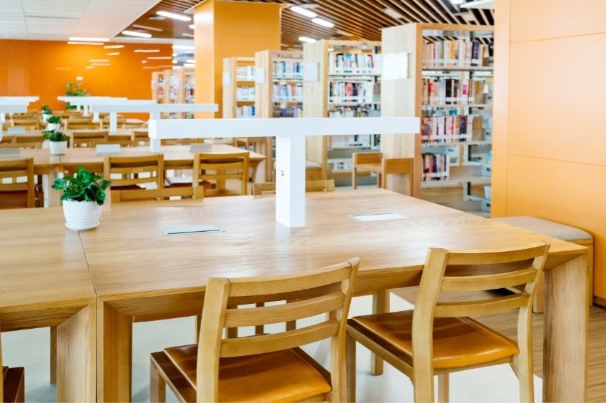 Muebles y suelos de madera para bibliotecas
